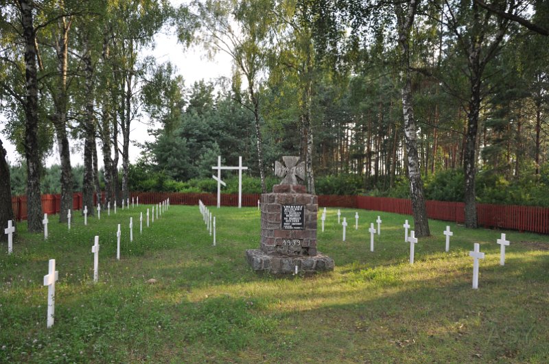 DSC_0514.JPG - Na cemnatrzu leżą żołnierze niemieccy i rosyjscy, walczący tutaj zaciekle w czasach I wojny światowej. Teraz pogodzeni.W tel symbolicznie połączone krzyże.