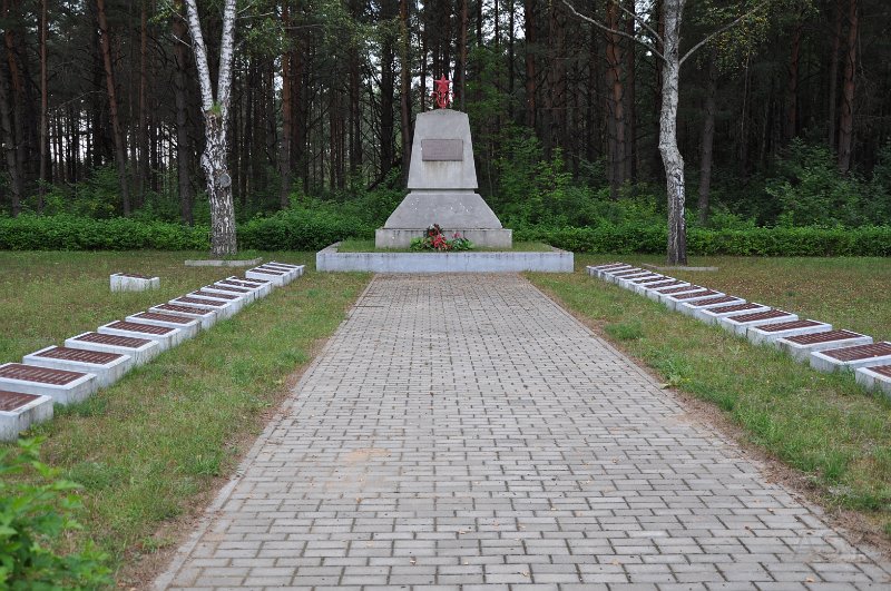 DSC_0524.JPG - Tutaj znajdujemy inny cmentarz. Bardzo znajomy czerwonoy kolor.