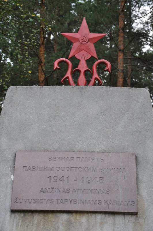 DSC_0525.JPG - Teraz wszystko jasne. I tylko drżniący napis "1941-1945". Wszak byli tutaj już w 1939. Ale wtedy to była przyjacielska wizyta, wojna ojczyźniana zaczęła się później. Dla nich, dla innych dużo wcześniej.