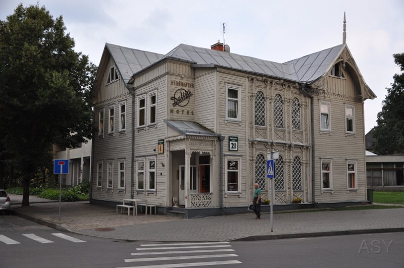 DSC_0531.JPG - Jesteśmy w Druuskiennikach. Mnóstwo hoteli i sanatoriów. Wszak Druskienniki ze swych uzdrawiających właściwości  już od XVIII w. A poza tym od wieków druskiennicka woda pomagała na kołtun. Wiele tutaj przedwojennych hoteli i coraz bardziej dba się o nie.