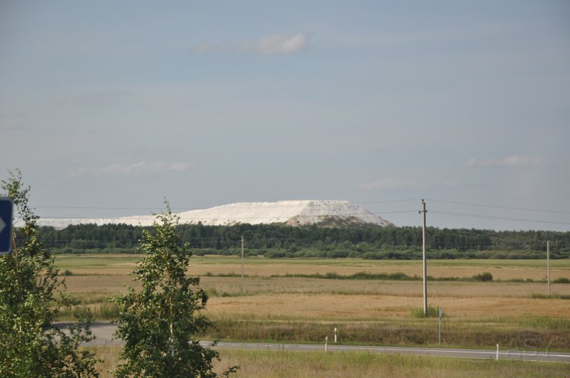 DSC_0130.JPG - W oddali intrygująca biała góra. Kopalnia odkrywkowa, chyba jurajskie iły węglanowe.