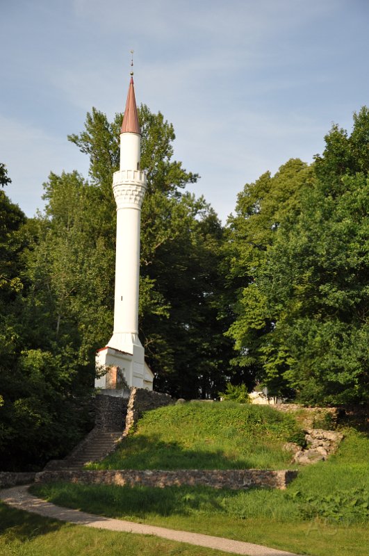 DSC_0139.JPG - Carski generał miał zawłaszczony pałac ale także jeńców tureckich. To oni zbudowali ten minaret, który dotrwał do dzisiaj.