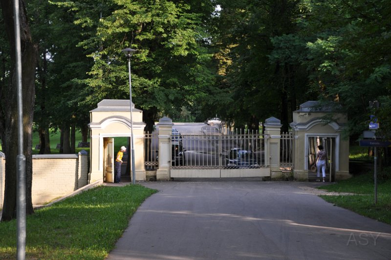 DSC_0145.JPG - Ta brama prowadziła kiedyś do zamku Czapskich, zbudownego na fundamentach zamku Radziwiłłowskiego, tego z Trylogii. Czapski został zesłany na Sybir za udział w powstaniu styczniowym, dobra objął carski generał. Pod koniec II wojny Niemcy wysadzili zamek w powietrze.