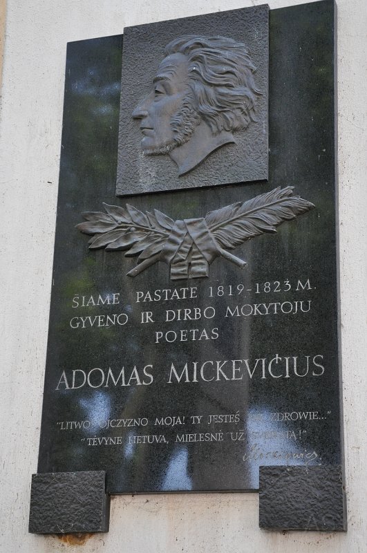 DSC_0043.JPG - Tablica upamiętniająca to wydarzenia. Ale tylko po litewsku. Na osłodę zamieszczono inwokację