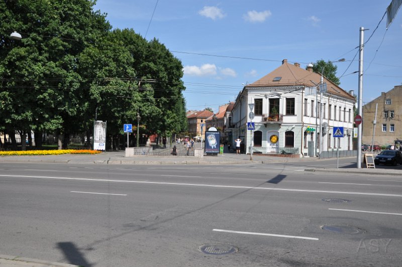 DSC_0106.JPG - W głębi parku po lewej kryje się pałac gubernatorski