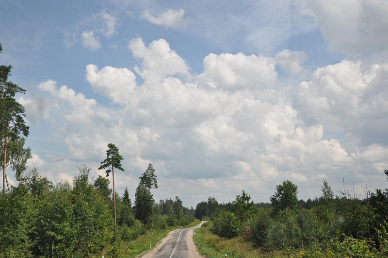 DSC_0268.JPG - Czasami drogi przypominają rollecoaster z wesołego miasteczka. Nie są też zbyt szerokie.