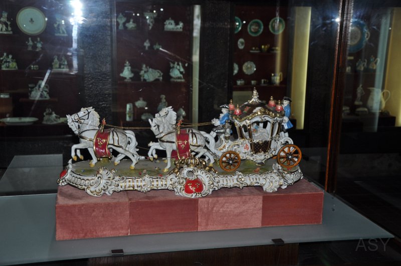 DSC_0278.JPG - W zamku znajduje się wiele ekspozycji. Jedna z nich poświęcona porcelanie.