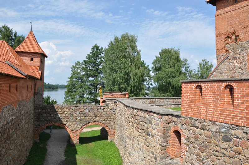 DSC_0284.JPG - Dwie części zamku dzieli fosa.
