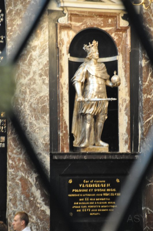 DSC_0320.JPG - Niestety, trwa tam msza (po polsku), nie możemy wejść. Zatem szybka fotka przez kratę.