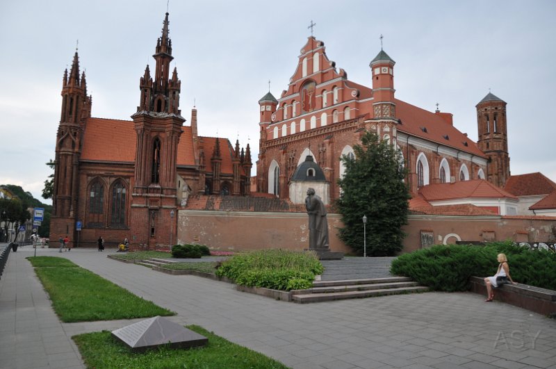 DSC_0364.JPG - Oba kościoły, w tle pomnik Adama Mickiewicza. Na pierwszym planie mały pomnik upamiętniący fakt, że tutaj gromadzili się ludzie by żądać niepodległej Litwy. Tutaj rozpoczęła się odrodzona Litwa.