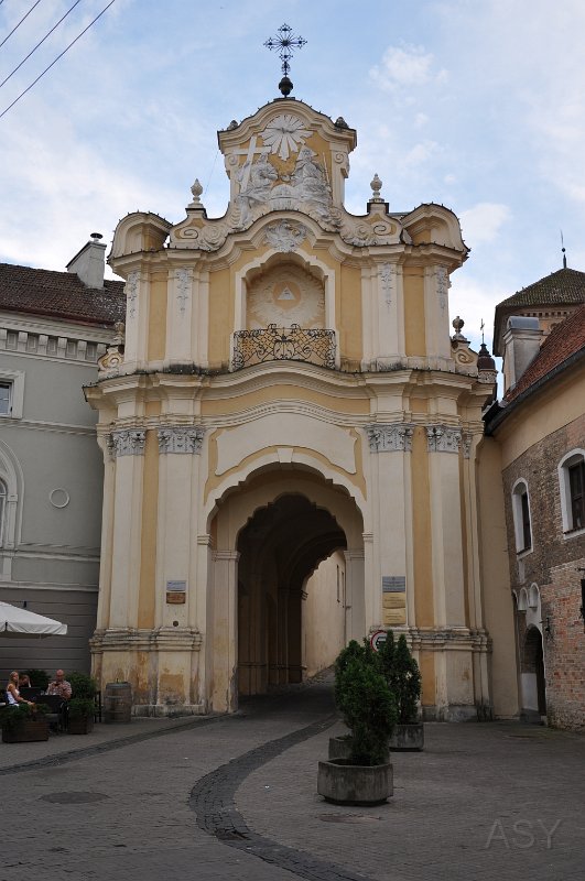 DSC_0388.JPG - Brama bazyliańska. Za nią znajduje się klasztor Bazylianów, gdzie znajdowała się cela Konrada.
