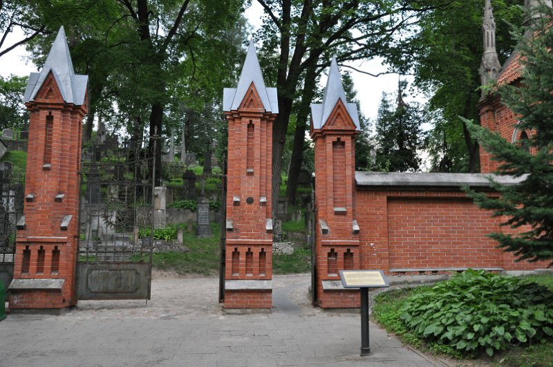 DSC_0413.JPG - Wejdźmy na cmenatrz. Kwatery naszych żołnierzy są położone przed cmentarzem, u jego wejścia.
