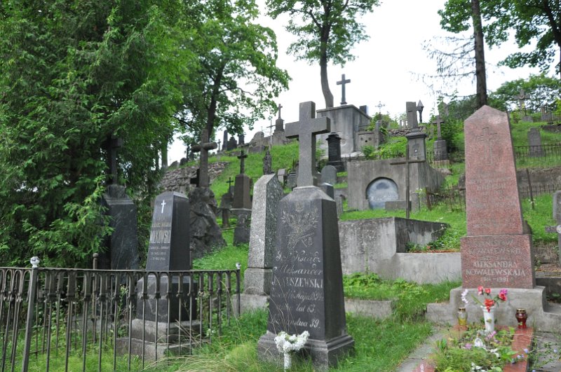 DSC_0415.JPG - Dominują nazwiska polskie. Wiele z nich znanych. Cmentarz jest położony na stoku wzgórza.