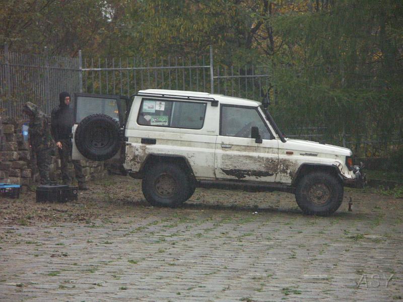 PICT3892.JPG - Nie ma zmiłuj, nawet w deszczu trzeba naprawić, aby jutro pojechać.