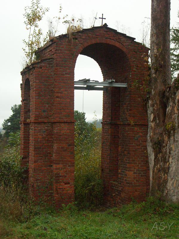 PICT3940.JPG - Murowana dzwonnica obok drewnianego kościoła.