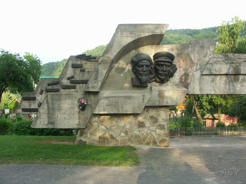 PICT2504.JPG - Nie jest to chyba jednak lubiany pomnik ....