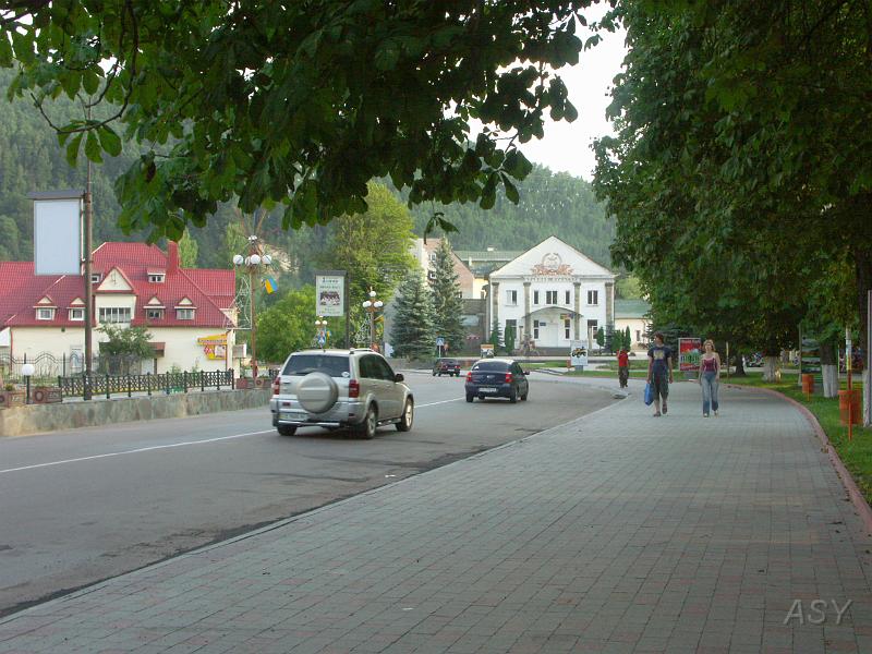 PICT2509.JPG - Czysto, elegancki chodnik ....
