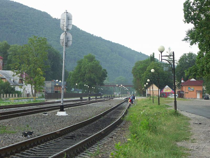 PICT2511.JPG - Z mostu dochodzimy do stacji kolejowej