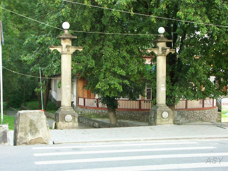 PICT2515.JPG - Gdzie niegdzie można spotkać przedwojenne pamiątki po latach świetności tego znanego kurortu. Teraz Jaremcze  jest już całkowicie inne. Ostatnie ślady  zostały zniszczone i zasypane śmieciami i niepamięcią