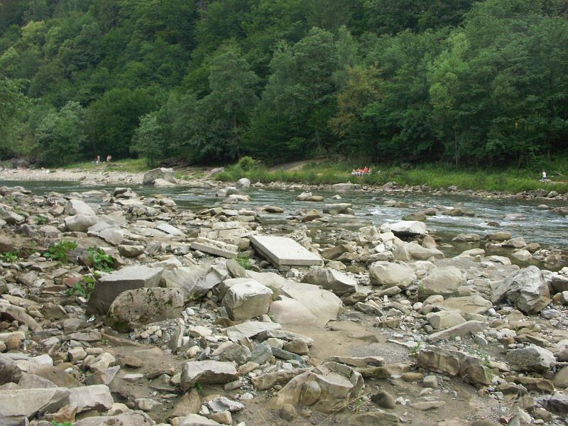 PICT2545.JPG - Rzeki są zaśmiecony wszystkim - także walającymi się płytami betonowymi