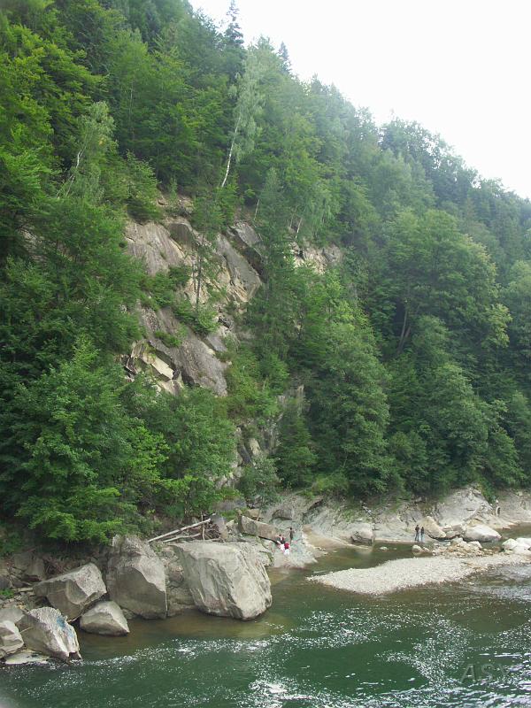 PICT2551.JPG - Dobrze, że obiektyw pozwala dobrze skadrować to ujęcie. Po lewej stronie jest olbrzymie śmietnisko. Niczyje.
