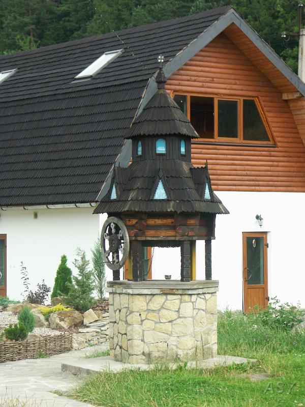 PICT2574.JPG - W podwórzu cerkwi.