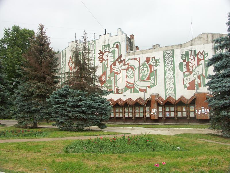 PICT2580.JPG - Ściana budynku, na niej historia Nadwórnej. Ani słowa o Polsce.