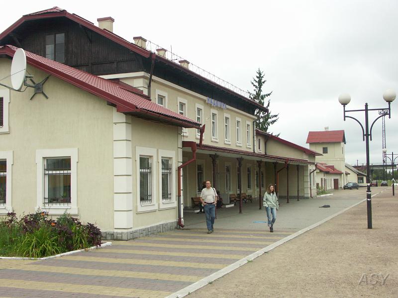 PICT2600.JPG - Dworzec odnowiony ale kształt zachowany.