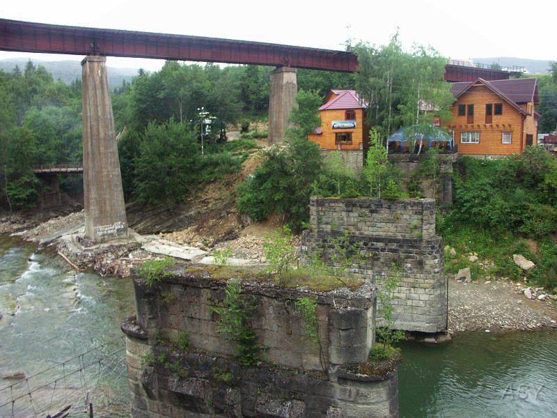 PICT2626.JPG - Resztki pięknego kamiennego mostu na Prucie. To był jeden z najdłuższych mostów kamiennych w Europie.