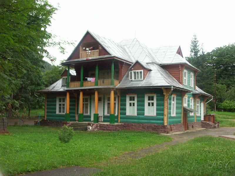 PICT2634.JPG - Jedna z niewielu przedwojennych wilii
