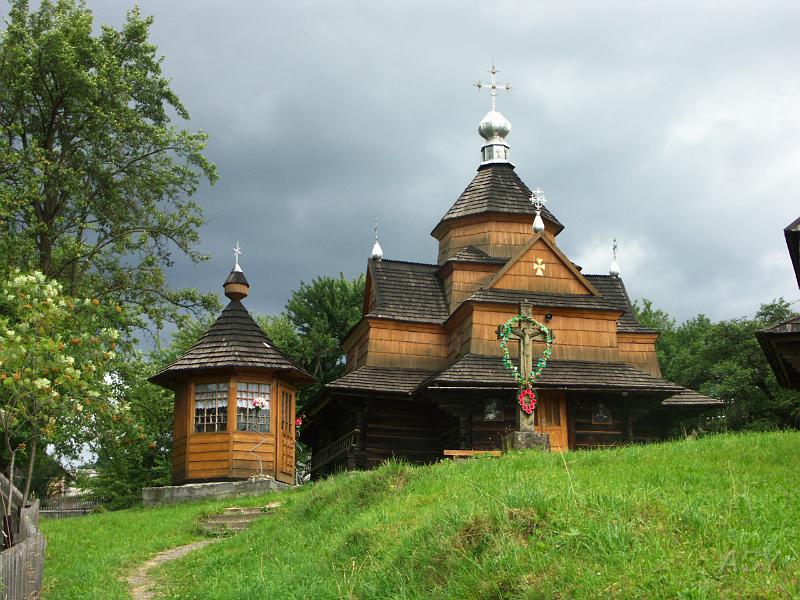 PICT2791.JPG - Stara cerkiew z XVIII w. Ten styl spotykany jest wyłacznie w dolinie Prutu.