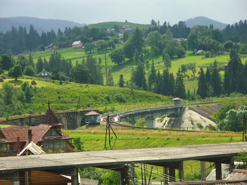 PICT2798.JPG - Drugi kamienny most, obecnie nieużywany. Obok nowy most kolejowy. W niebieskich budkach siedzą wartownicy uzbrojeni w kałasznikowy, strzegący mostu.