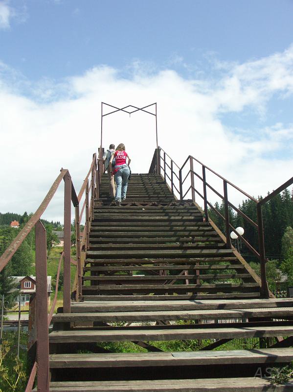 PICT2804.JPG - Ale przejście na drugą stronę torów wymaga dużej odwagi. Miejscowi chodzą po torach.