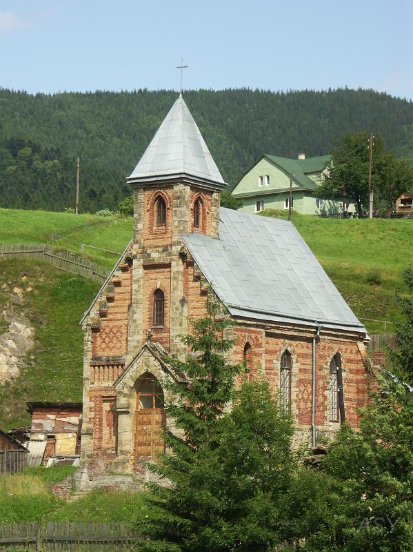 PICT2825.JPG - Stary, zrujnowany kościół katolicki.