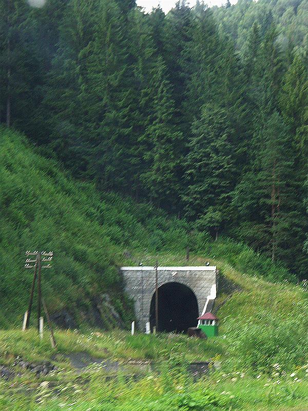 PICT2848.JPG - Tunel kolejowy do Jaremcza. Jak wszędzie strzeżony przez uzbrojonych żołnierzy.