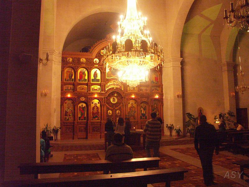 PICT2867.JPG - Wnętrze cerkwi nocą.