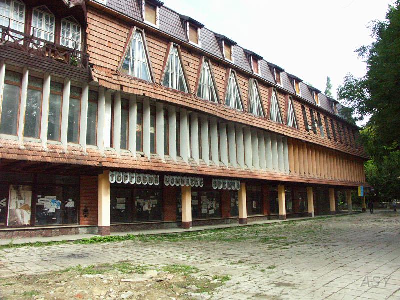 PICT2894.JPG - A ten walący się budynek jest na sprzedaż