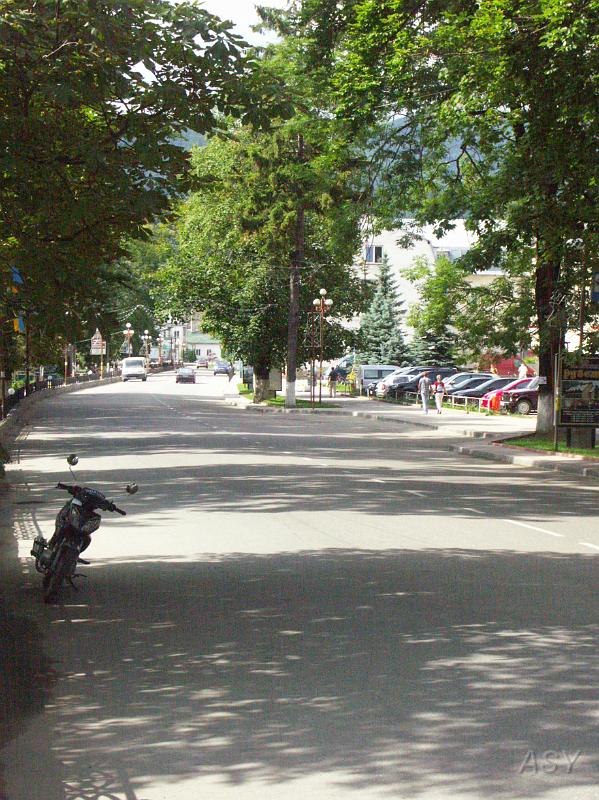 PICT2896.JPG - Opuszczamy Jaremcze bez żalu. Niewiele zostało z urokliwego uzdrowiska, teraz jest nowy duch - nikt nie wie - radziecki czy ukraiński?
