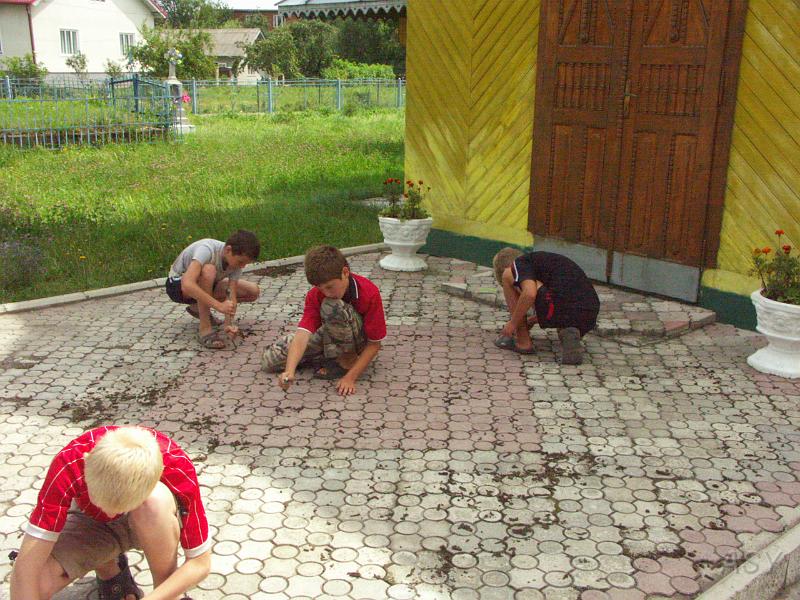 PICT2917.JPG - Dzieci porządkujące cerkiew
