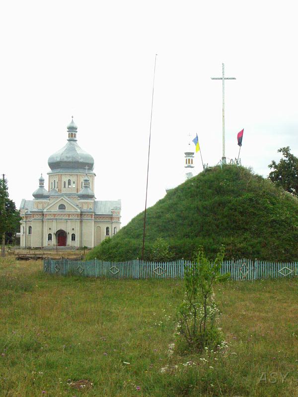 PICT2922.JPG - Często spotykane kopce wywołujące mrówki na plecach - pomniki ku chwale UPA.