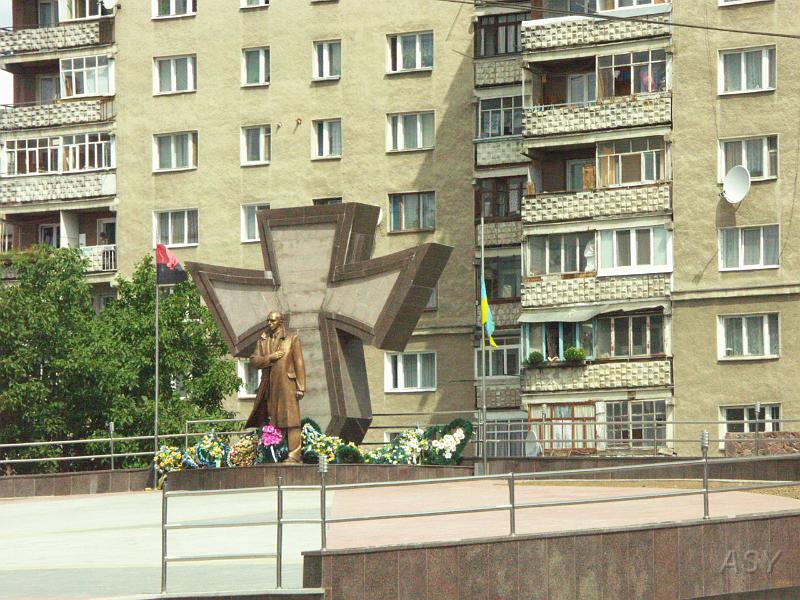 PICT2933.JPG - Pomnik przy wjeździe do Stanisławowa. Na mapie Stanisławowa, w części dotyczącej historii, ani jednego słowa, że miasto do lat 30-tych było polskie.