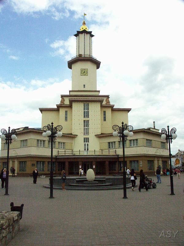 PICT2945.JPG - Rynek w Stanisławowie. Przedwojenny ratusz, w modernistycznym stylu lat 30-tych.