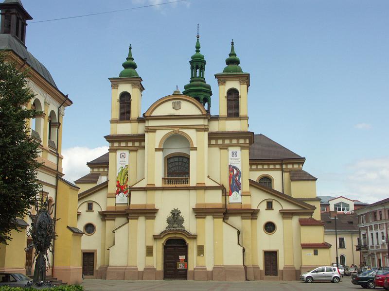 PICT2976.JPG - Majdan Szeptyckiego. Odrestaurowany kościół kolegiacki. W nim odbył się, na kartach powieści, pogrzeb Michała Wołodyjowskiego. Obecnie muzeum sztuki.