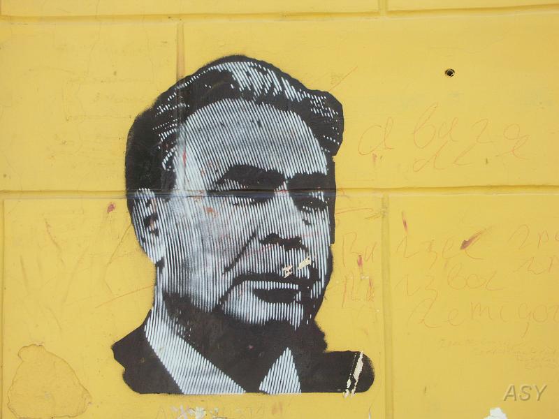 PICT2984.JPG - Można spotkać i takie grafitti.