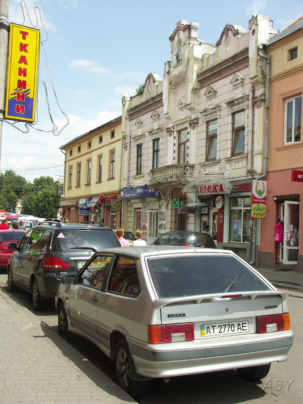 PICT2987.JPG - Nie wszystkie kamienice są równie zadbane.