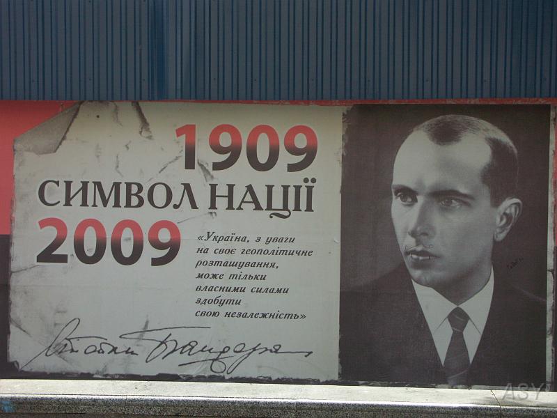 PICT3011.JPG - Takie obrazki mrożą krew w żyłach. "Symbol narodu" - może jednak nie. Niestety, w tym roku obchodzą 100-lecie urodzin Bandery.