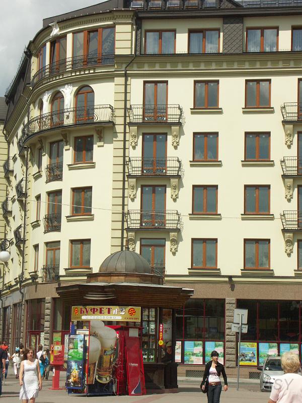 PICT3048.JPG - Nawet nowe kamienice w okolicach rynku dostosowują swój charakter do otoczenia.