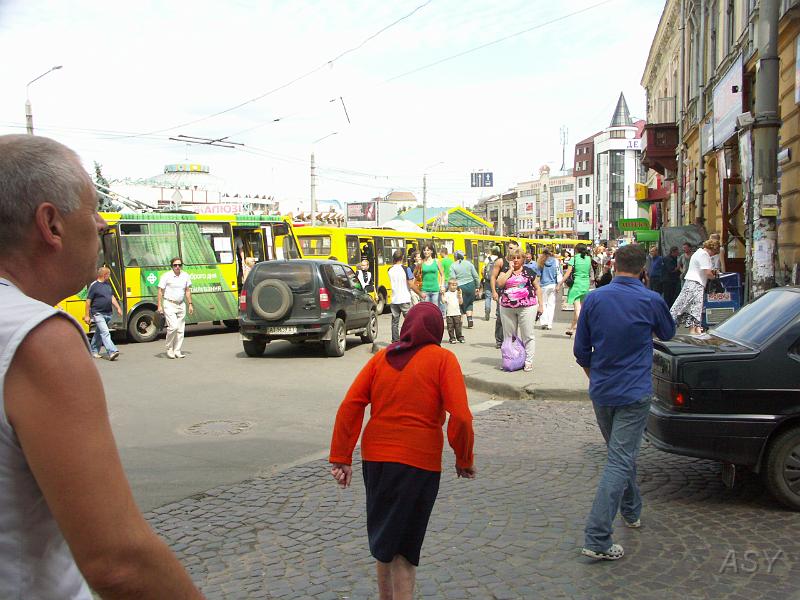 PICT3054.JPG - Duży plac handlowo-komunikacyjny, w radzieckim stylu. Ale wystarczy z niego skręcić w prawo, aby znaleźć się w zupełnie innym świecie.