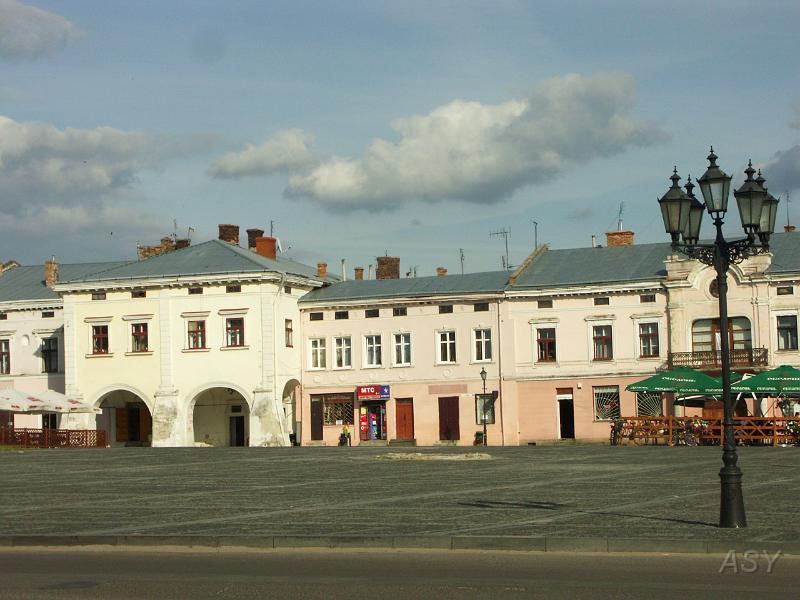 PICT3079.JPG - Kamienice przy rynku. Miasto założone w XVI w. przez hetmana Żółkiewskiego.