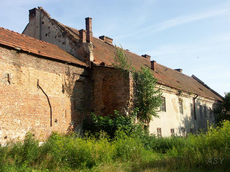 PICT3116.JPG - A tak wygląda odrestaurowny zamek "od tyłu". Bardzo po ukraińsku.